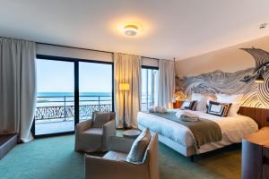 um quarto de hotel com uma cama e uma varanda em Hôtel Roz Marine Thalasso Resort em Perros-Guirec