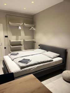 um quarto com uma cama grande e lençóis brancos em Studio App Lea em Umag