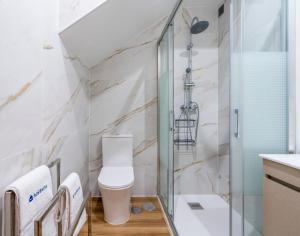 uma casa de banho com um WC e um chuveiro em Host Wise - Porto Urban Escape no Porto