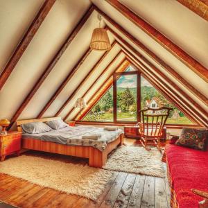 普盧日內的住宿－Ethno village Montenegro Brezna，一间卧室设有一张床和一个大窗户