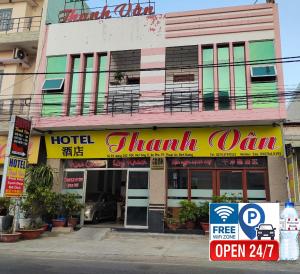 einem Hotelier om Schild vor einem Gebäude in der Unterkunft Hotel Thanh Vân in Thuan An
