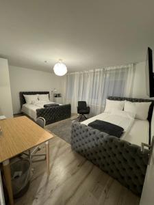 ein Wohnzimmer mit 2 Betten und einem Sofa in der Unterkunft Deluxe Unterkunft in Bonn in Bonn