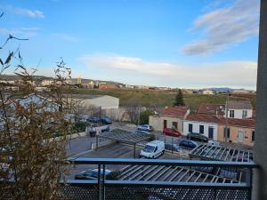 マルセイユにあるJoli appartementの駐車場の景色を望むバルコニーが備わります。