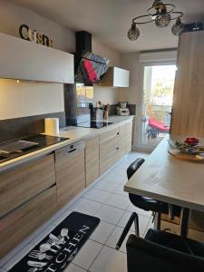 マルセイユにあるJoli appartementのキッチン(カウンター、テーブル付)