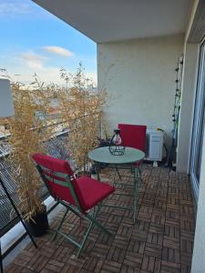 マルセイユにあるJoli appartementのパティオ(椅子2脚、テーブル付)