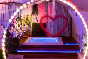 Apulia Suite في كاستيلانا غروتي: حوض استحمام ساخن في غرفة مع أضواء