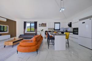A kitchen or kitchenette at villa emir 2