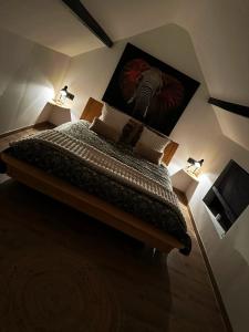 - une chambre dotée d'un lit avec une photo sur le mur dans l'établissement Nell'aqua, à Seneffe