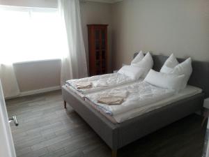 a bed with white sheets and pillows in a room at Natur-Campingplatz Salemer See in Salem