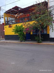 アグアスカリエンテスにあるBonita casa en el corazón de la feriaの黄色と黒の建物