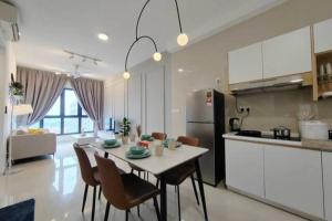 een keuken en een woonkamer met een tafel en stoelen bij Sunway Velocity 2 # 2BR (Link to Mall) in Kuala Lumpur