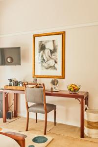sala de estar con escritorio y silla en Maison Jacaranda, en Johannesburgo