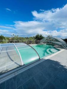 - une piscine avec un pont au-dessus d'un bâtiment dans l'établissement Villa avec piscine au cœur de la ville, à Tournon-sur-Rhône