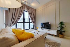 een woonkamer met een bank en een tv bij Sunway Velocity 2 # 2BR (Link to Mall) in Kuala Lumpur