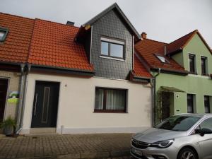 a car parked in front of a house at Apart Charmant Köthen in Köthen