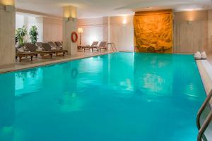 einen Pool in einem Hotel mit Wasserfall in der Unterkunft Crowne Plaza Rome St. Peter's by IHG in Rom