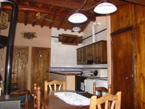 Kuchyň nebo kuchyňský kout v ubytování Casa Rural La Ortiga