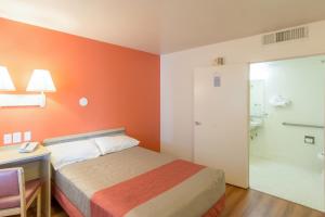 Rúm í herbergi á Motel 6-Redding, CA - North