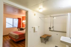 Baðherbergi á Motel 6-Redding, CA - North