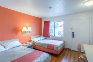Rúm í herbergi á Motel 6-Redding, CA - North