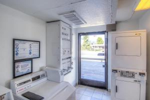 Sjónvarps- og/eða afþreyingartæki á Motel 6-Redding, CA - North