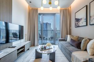 uma sala de estar com um sofá e uma televisão em Convenient 1BR in Ahad Residences, Business Bay by Deluxe Holiday Homes em Dubai