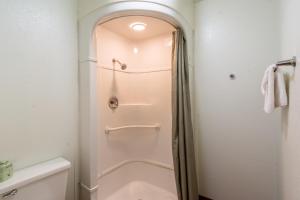 Baðherbergi á Motel 6-Redding, CA - North