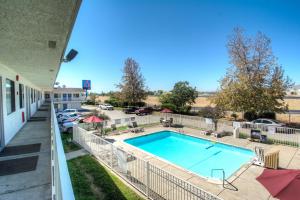 Sundlaugin á Motel 6-Redding, CA - North eða í nágrenninu