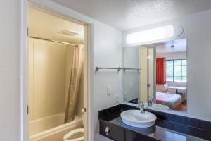 Baðherbergi á Motel 6-Redding, CA - North