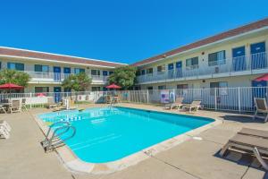 Sundlaugin á Motel 6-Redding, CA - North eða í nágrenninu