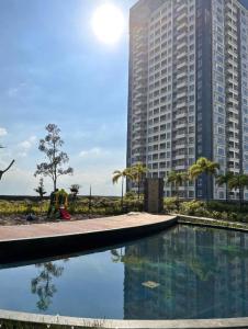 un grande condominio con piscina di fronte a un edificio di Fully Furnished 2BR exclusive pool view apartment in Medan a Medan