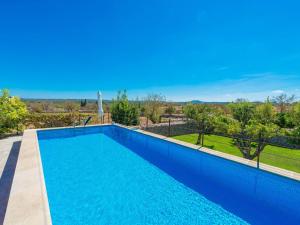 una piscina blu con vista su un cortile di Sa Vinya Des Compte - Villa With Private Pool In Maria De La Salut Free Wifi a Santa Margarita