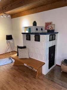 ein Wohnzimmer mit einem Kamin und einer Holzbank in der Unterkunft Blockhaus im Bayrischen Wald in Hohenau