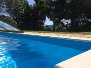 una piscina azul con árboles en el fondo en Modern holiday home with shared swimming pool in Mittelndorf, en Mittelndorf