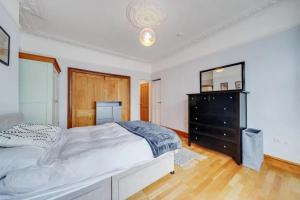 Tempat tidur dalam kamar di Charming spacious 2-Bed Apartment in London