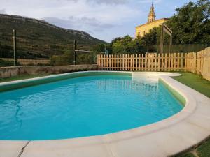 - une piscine dans une cour avec une clôture en bois dans l'établissement Inviting mansion in Salinillas de Buradón with pool, à Salinillas de Buradón
