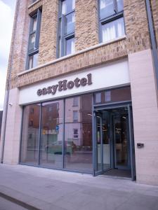 un edificio con entrada a un edificio de apartamentos en easyHotel Dublin en Dublín