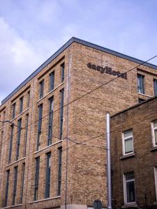 um edifício de tijolos com uma placa na lateral em easyHotel Dublin em Dublin