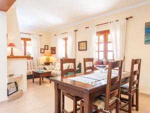 cocina y sala de estar con mesa y sillas en Son Coll - Villa With Private Pool In Lloseta Free Wifi, en Lloseta