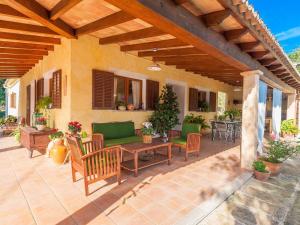 un patio al aire libre con sillas y mesa en Son Coll - Villa With Private Pool In Lloseta Free Wifi, en Lloseta