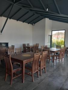 uma sala de jantar com mesas e cadeiras de madeira em Casa Ambientt em Albestii de Arges