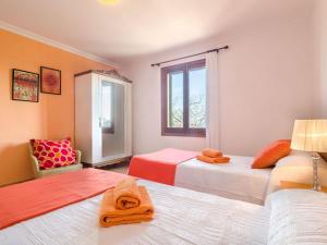 1 Schlafzimmer mit 2 Betten, einem Stuhl und einem Fenster in der Unterkunft Barranc De Son FullÓs - Villa With Private Pool In Santa Margalida Free Wifi in Santa Margalida