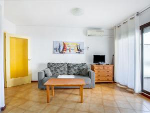 uma sala de estar com um sofá e uma mesa de centro em Beautiful Apartment in Palamos with Balcony em Palamós