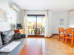 uma sala de estar com um sofá e uma mesa em Beautiful Apartment in Palamos with Balcony em Palamós