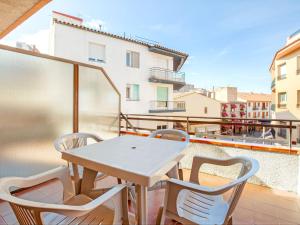 uma mesa branca e cadeiras na varanda de um edifício em Beautiful Apartment in Palamos with Balcony em Palamós