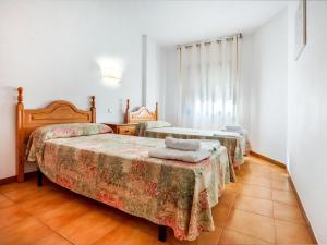 um quarto de hotel com duas camas e uma janela em Beautiful Apartment in Palamos with Balcony em Palamós