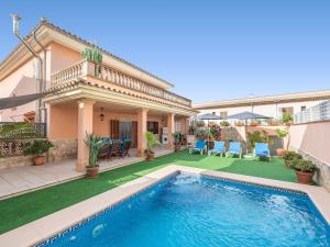 San LorenzoにあるCas Barber - Villa With Private Pool In Muro Free Wifiのスイミングプール付きの家像