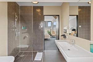 W łazience znajduje się wanna, prysznic i umywalka. w obiekcie Hotel George Vienna w Wiedniu