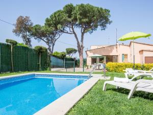 una piscina con due sedie a sdraio e un ombrellone di Beautiful Holiday Home in Esclanya with Swimming Pool a Brugarol