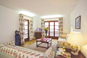 ein Wohnzimmer mit einem Sofa und einem Tisch in der Unterkunft Hapimag Mas Nou holiday resort, Platja d'Aro in Platja  d'Aro